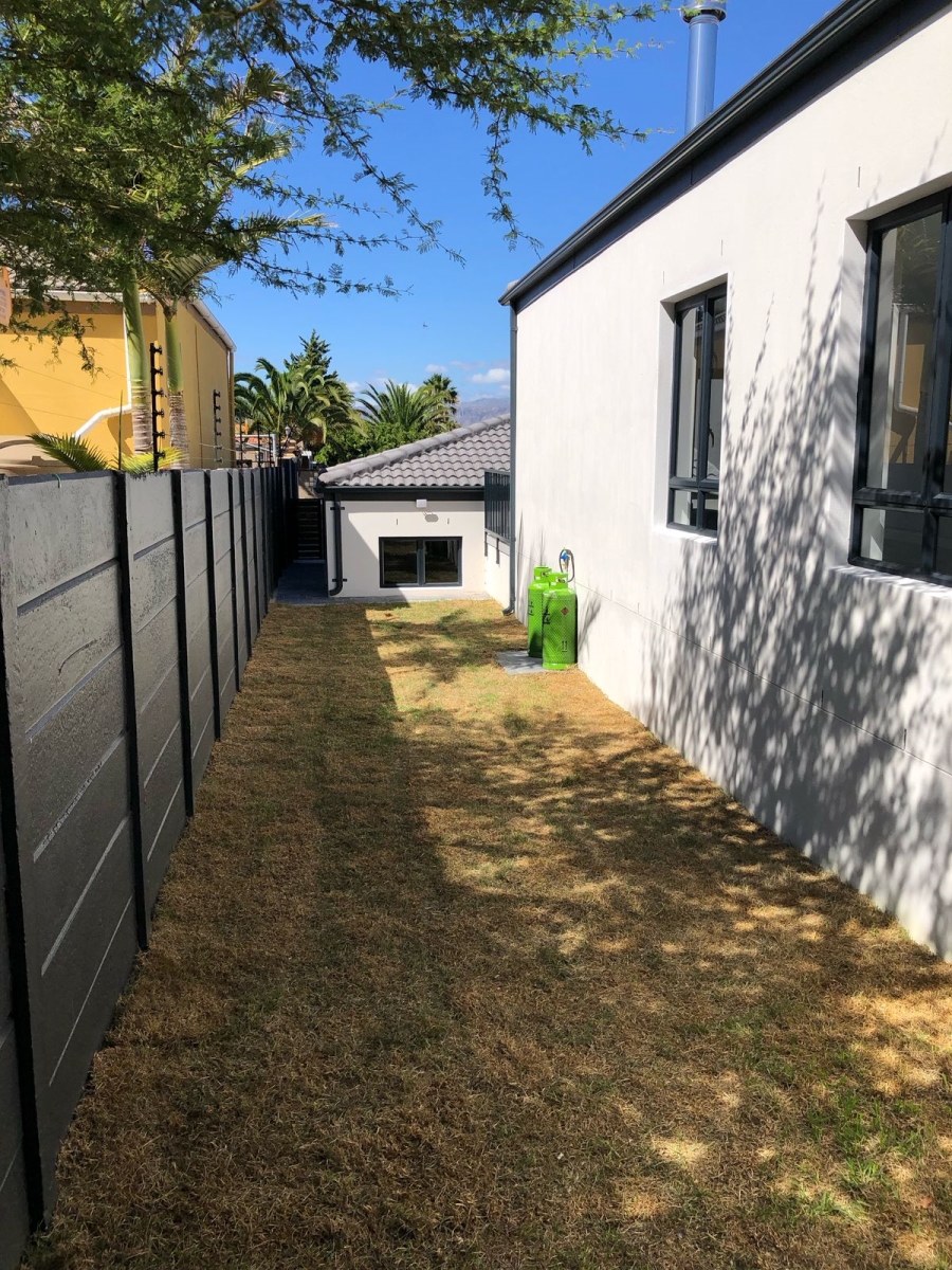 To Let 4 Bedroom Property for Rent in Somerset Ridge Western Cape